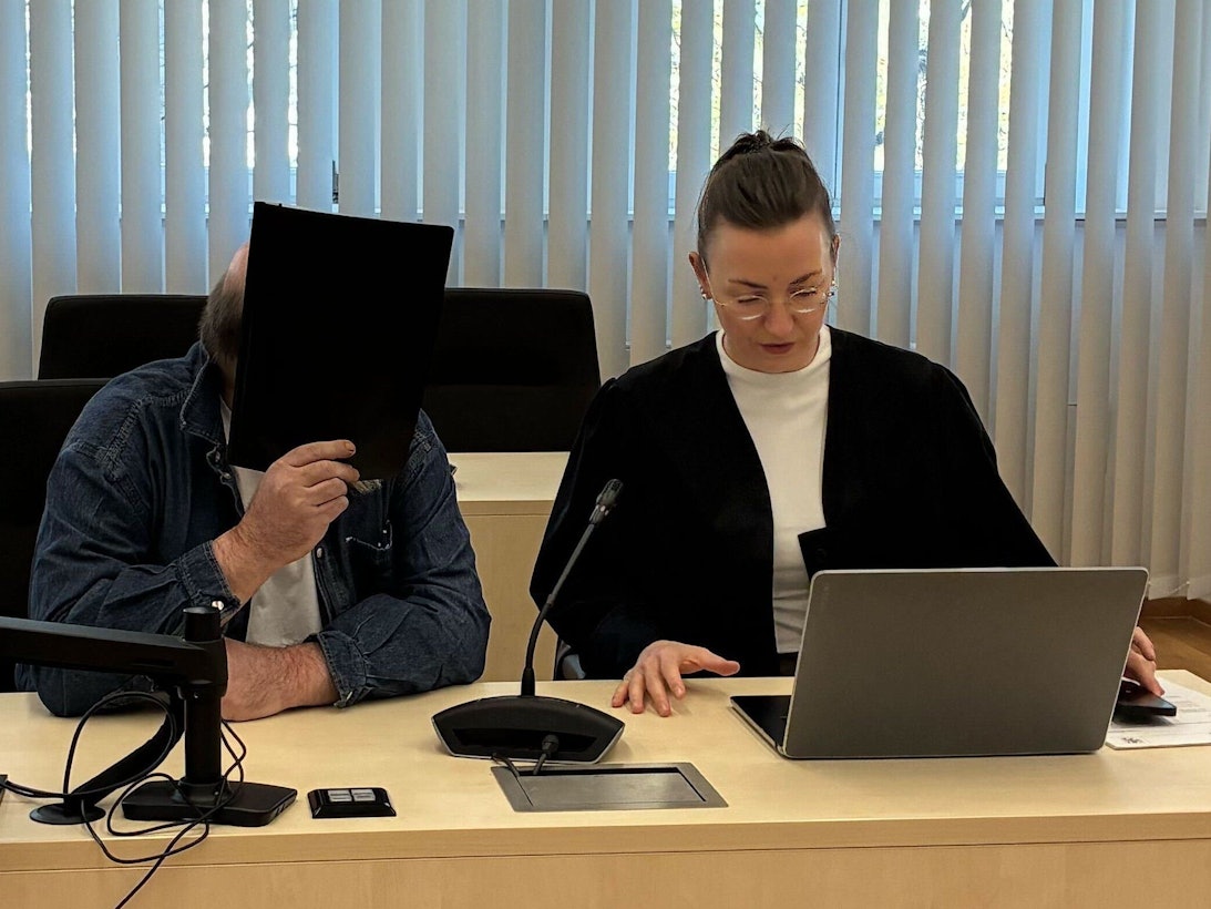 Der Angeklagte im Prozess, in dem es unter anderem um hunderte Fälle von sexuellem Kindesmissbrauch geht, sitzt neben seiner Verteidigerin Anika Klein.