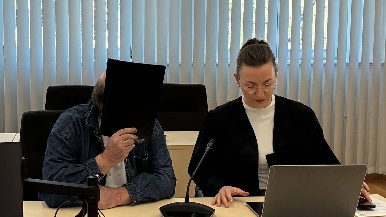 Der Angeklagte im Prozess, in dem es unter anderem um hunderte Fälle von sexuellem Kindesmissbrauch geht, sitzt neben seiner Verteidigerin Anika Klein.
