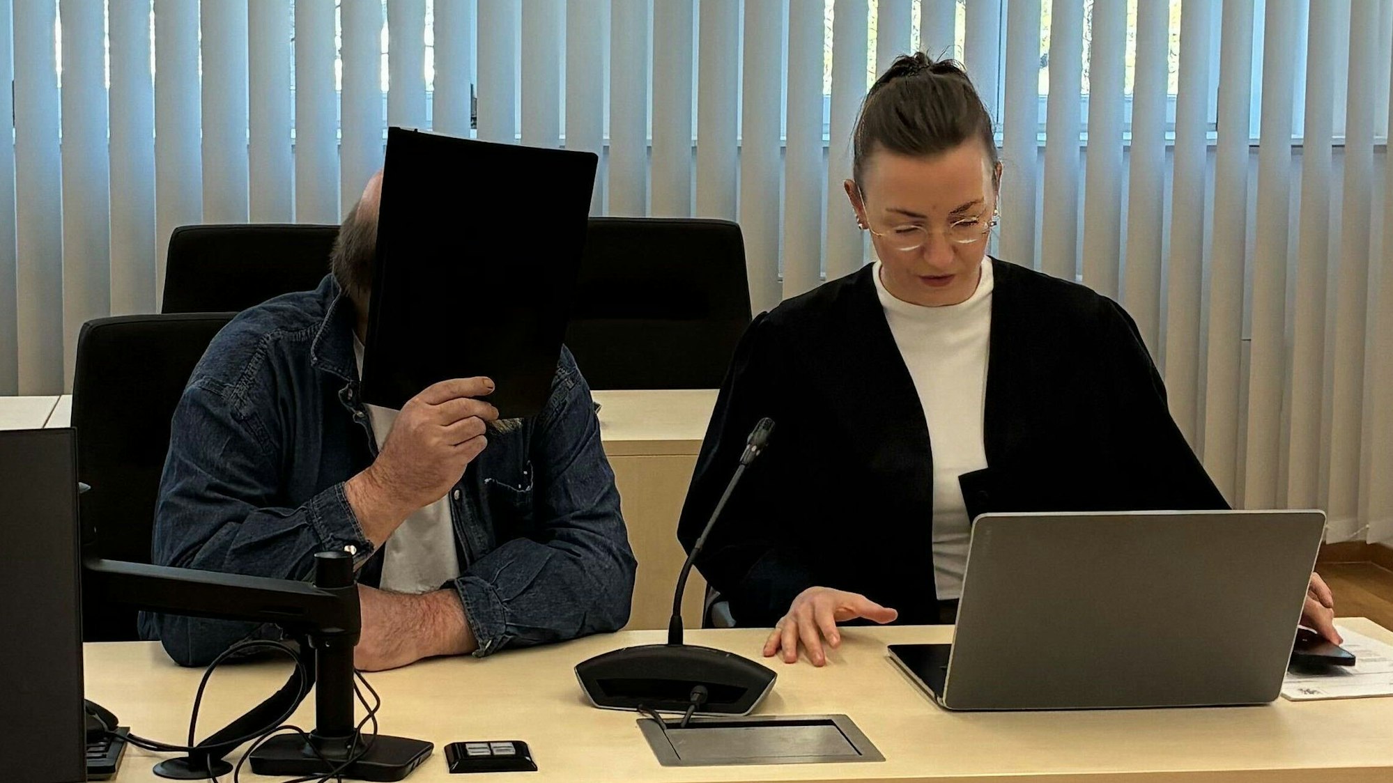 Der Angeklagte im Prozess, in dem es unter anderem um hunderte Fälle von sexuellem Kindesmissbrauch geht, sitzt neben seiner Verteidigerin Anika Klein.