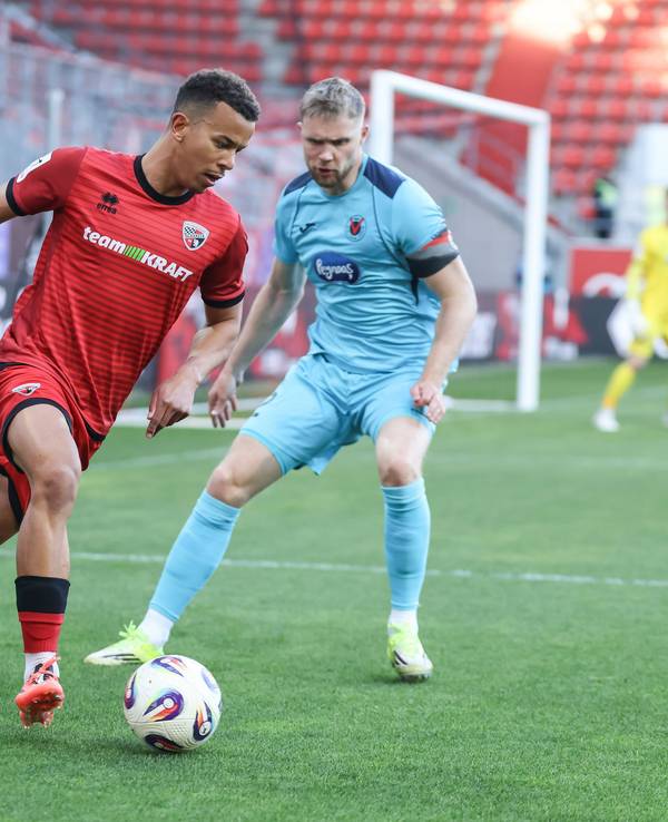 Marcel Costly (l.) in Aktion mit Ball.