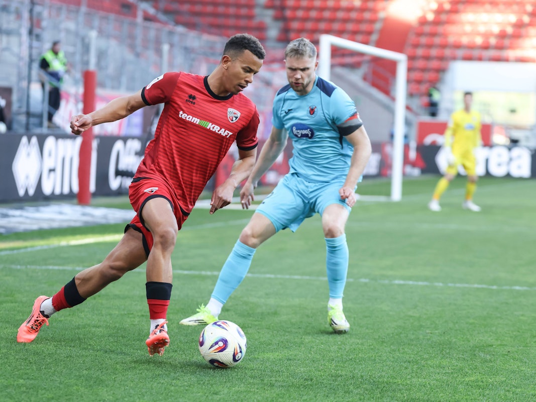 Marcel Costly (l.) in Aktion mit Ball.