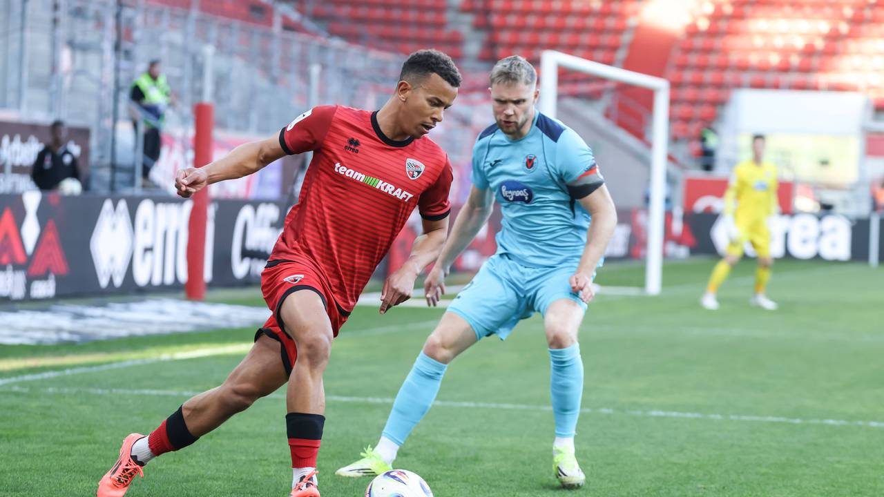 Marcel Costly (l.) in Aktion mit Ball.