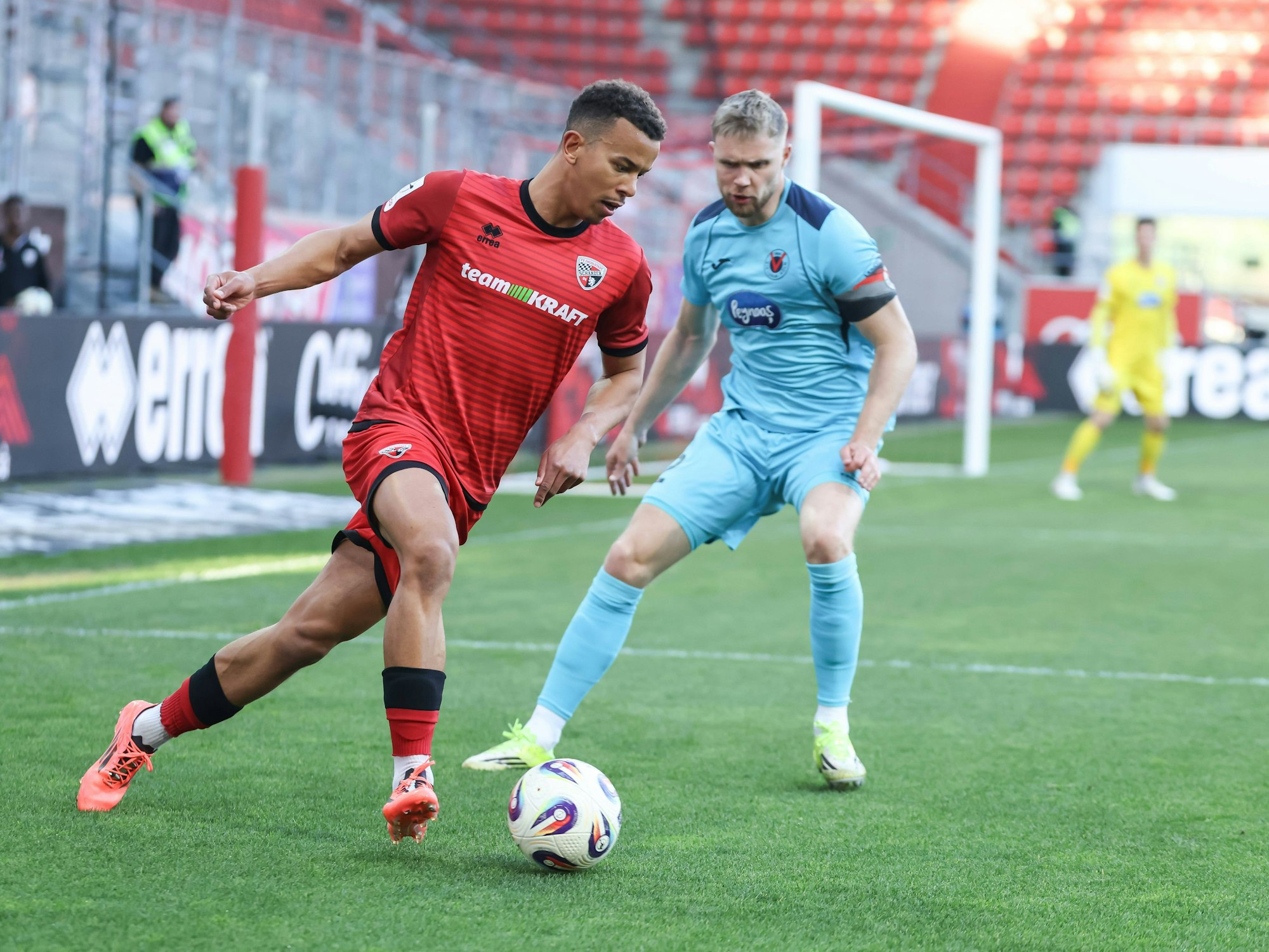 Marcel Costly (l.) in Aktion mit Ball.