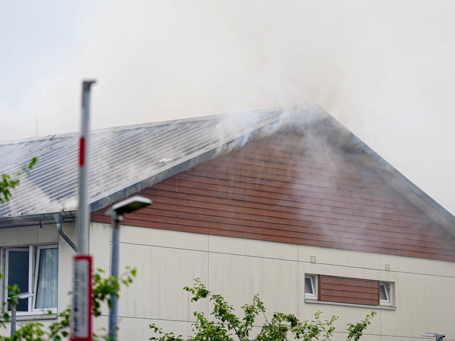 Dichter Rauch aus einem Gebäudedach
