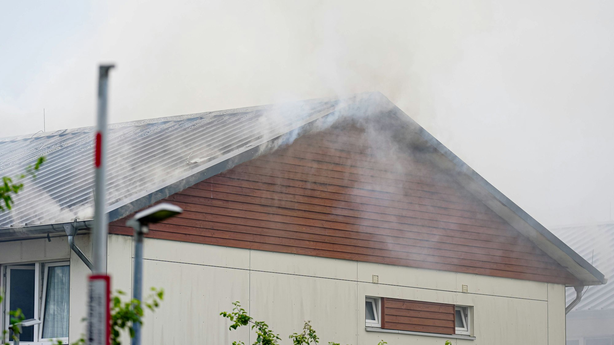 Dichter Rauch aus einem Gebäudedach