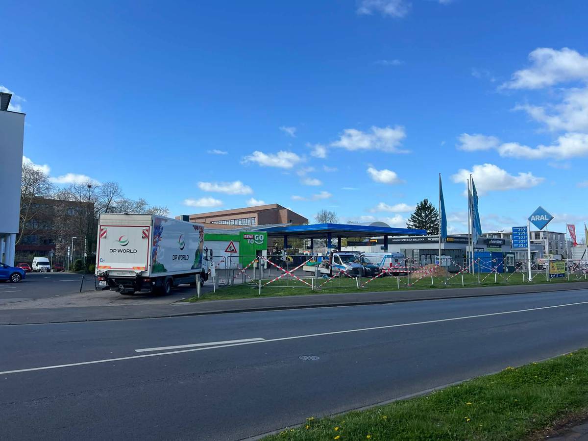 Die Tankstelle ist geschlossen und wird abgerissen. Das Foto wurde am 4. April 2026 aufgenommen.