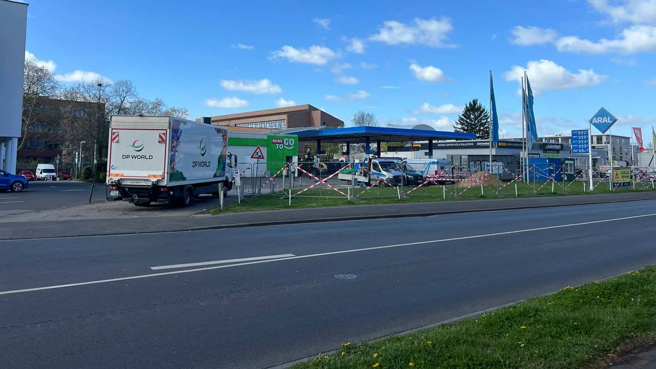 Die Tankstelle ist geschlossen und wird abgerissen. Das Foto wurde am 4. April 2026 aufgenommen.