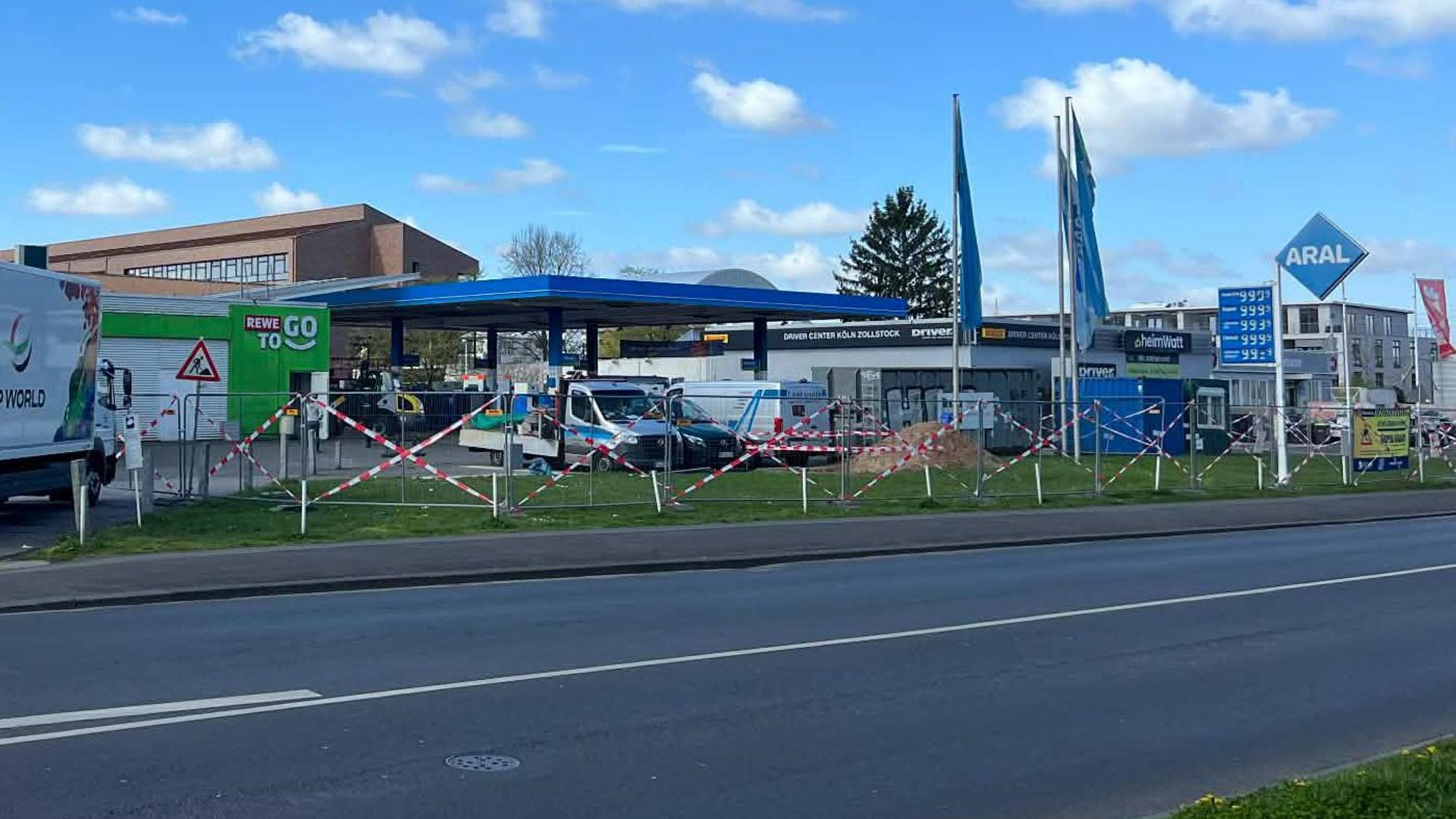 Die Tankstelle ist geschlossen, der Abriss wird vorbereitet. Das Foto wurde am 4. April 2026 aufgenommen.