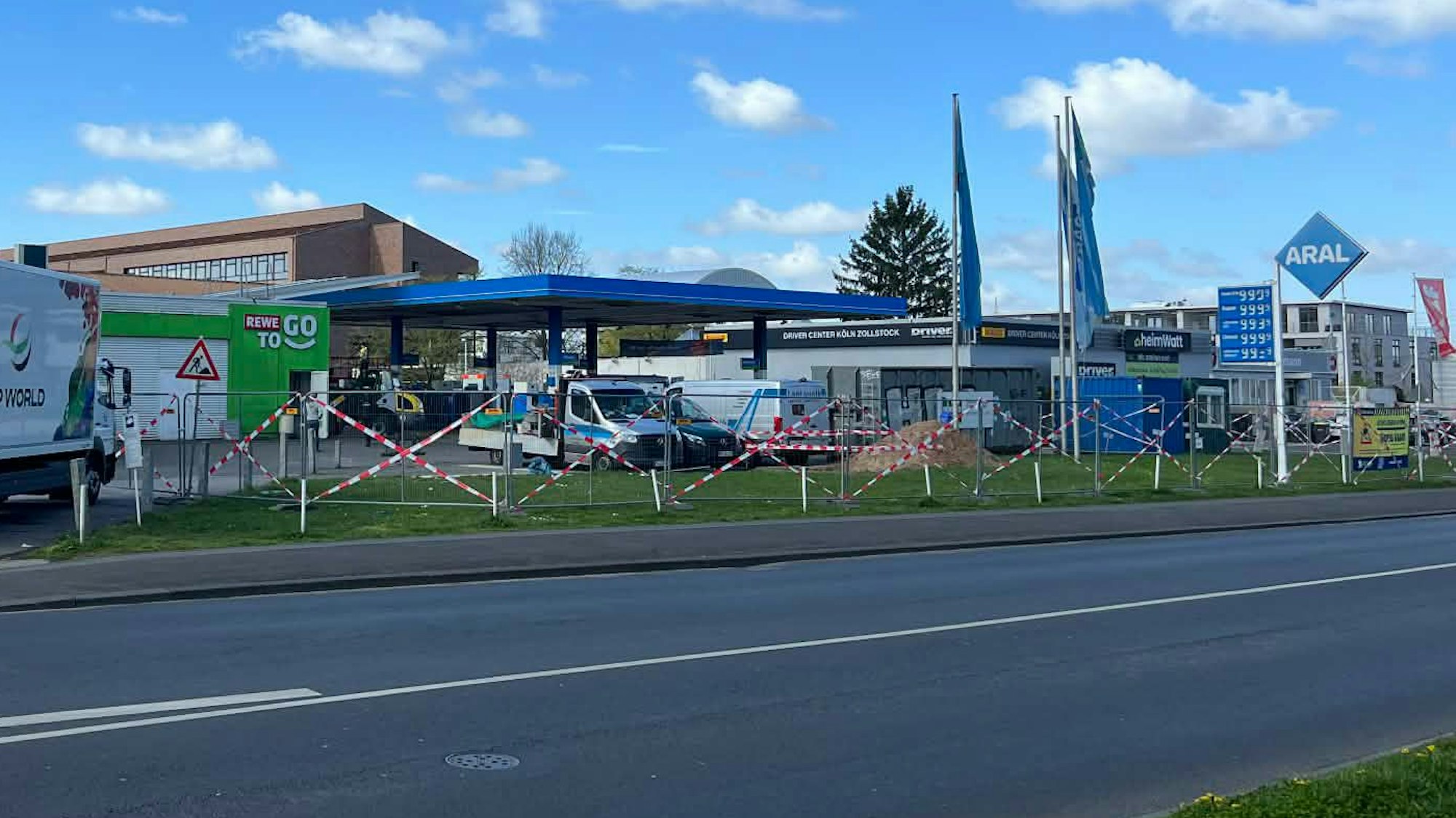 Die Tankstelle ist geschlossen, der Abriss wird vorbereitet. Das Foto wurde am 4. April 2026 aufgenommen.