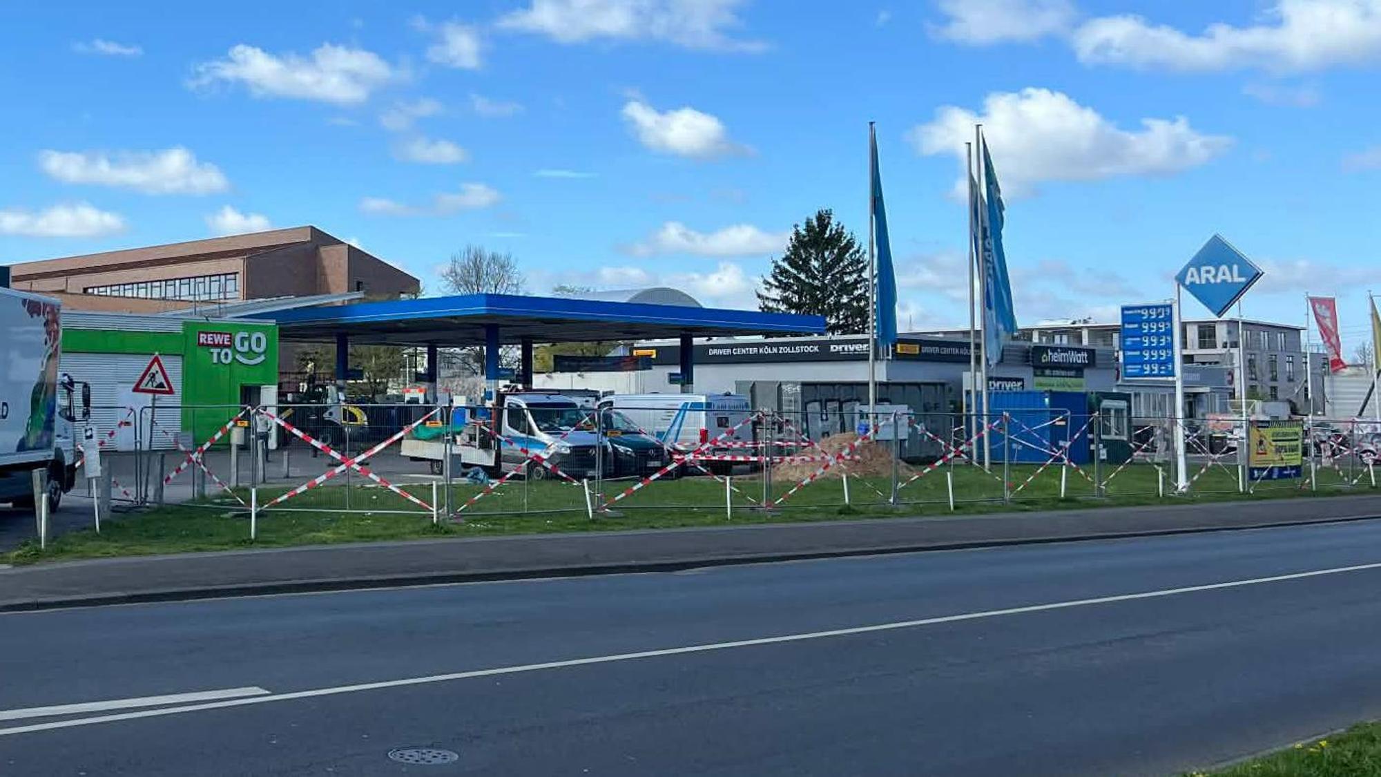 Die Tankstelle ist geschlossen und wird abgerissen. Das Foto wurde am 4. April 2026 aufgenommen.