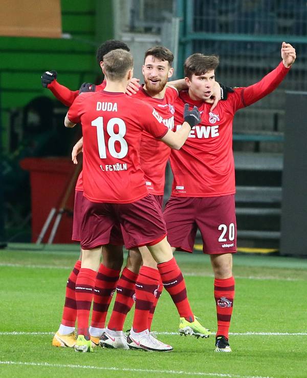 Elvis Rexhbecaj, Salih Özcan und Ondrej Duda freuen sich gemeinsam.