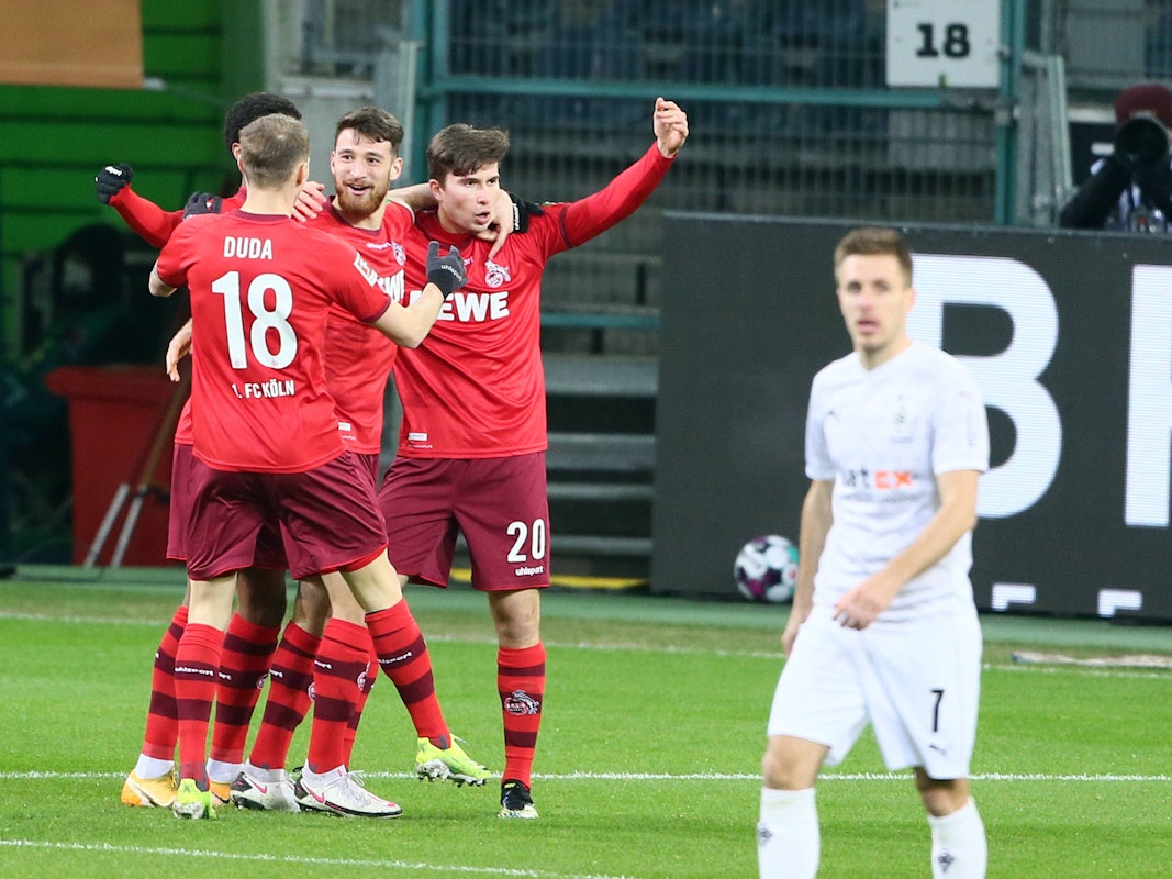 Elvis Rexhbecaj, Salih Özcan und Ondrej Duda freuen sich gemeinsam.