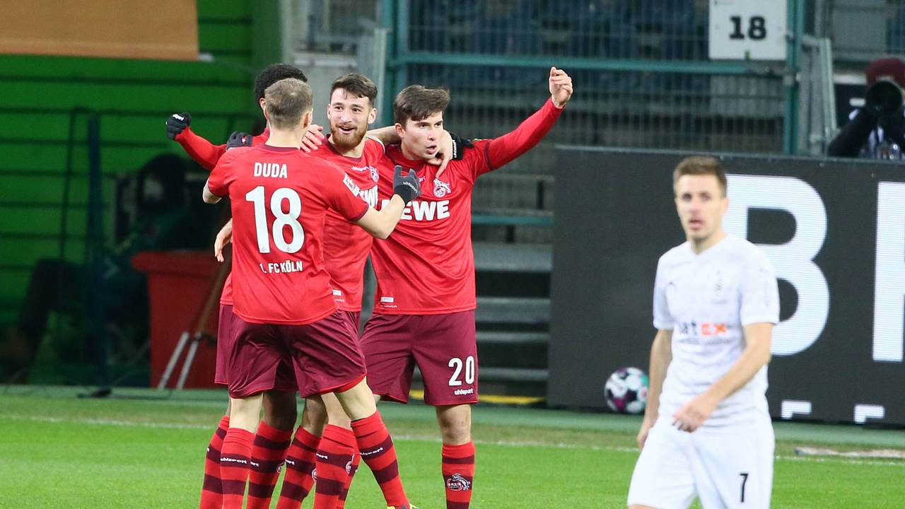 Elvis Rexhbecaj, Salih Özcan und Ondrej Duda freuen sich gemeinsam.