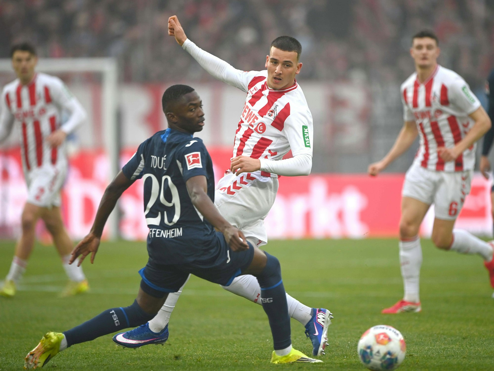 Bazoumana Toure (l.) und Said El Mala beim Spiel der TSG Hoffenheim gegen den 1. FC Köln.