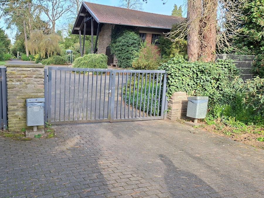 Laut Petra Schenk ist die Sicherheit des Friedhofs in Köln-Niehl ein Witz.