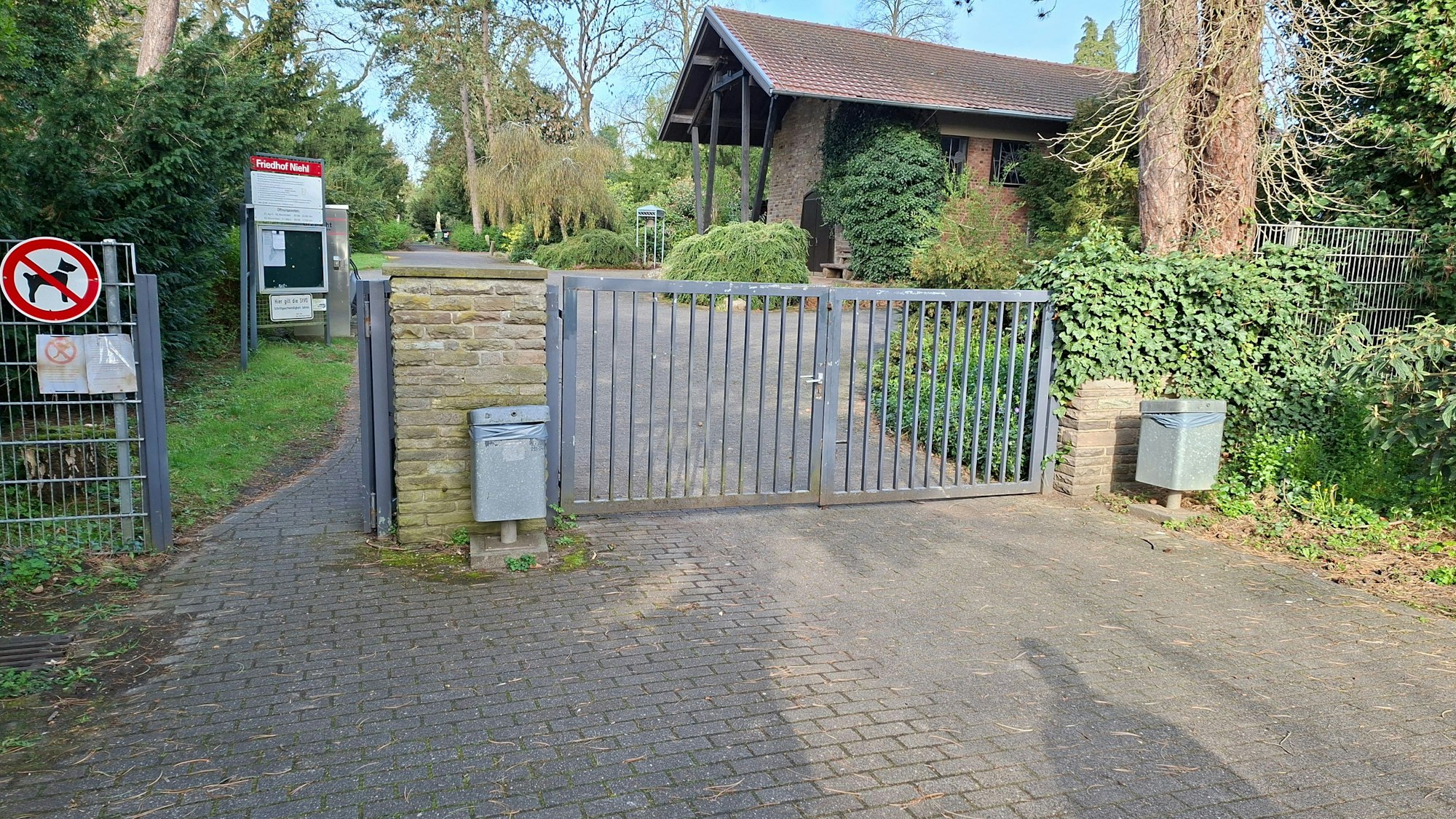 Laut Petra Schenk ist die Sicherheit des Friedhofs in Köln-Niehl ein Witz.