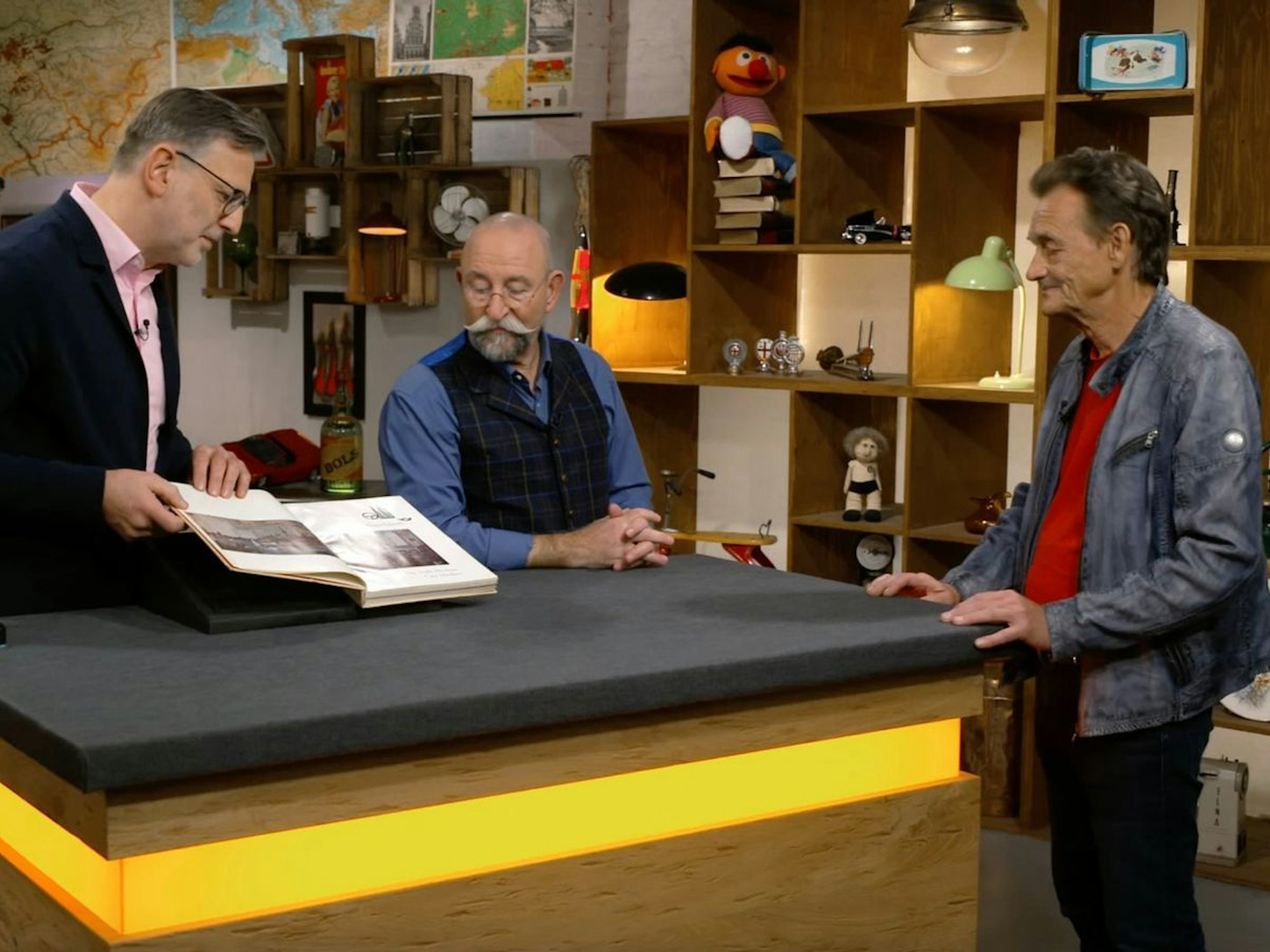 Der Verkäufer Edwin aus Solingen brachte ein besonderes Buch mit, das angeblich die Signatur von Queen Elizabeth zeigen sollte. Leider war die Unterschrift nur gedruckt. Statt der gewünschten 800 Euro zahlte Markus Wildhagen am Ende 140 Euro. Kümmel hatte den Wert zwischen 100 und 200 Euro geschätzt. (Bild: ZDF)