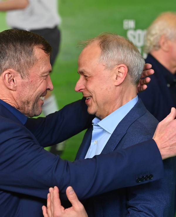 Lothar Matthäus und Olaf Thon begrüßen sich mit einer Umarmung.
