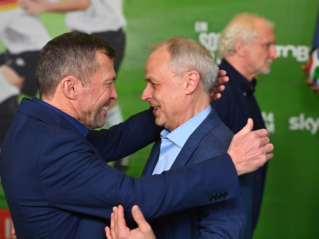 Lothar Matthäus und Olaf Thon begrüßen sich mit einer Umarmung.