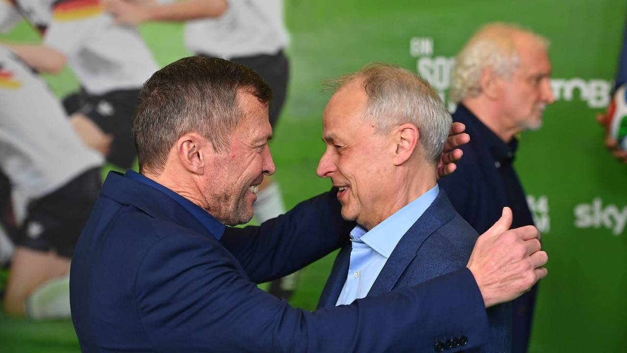 Lothar Matthäus und Olaf Thon begrüßen sich mit einer Umarmung.