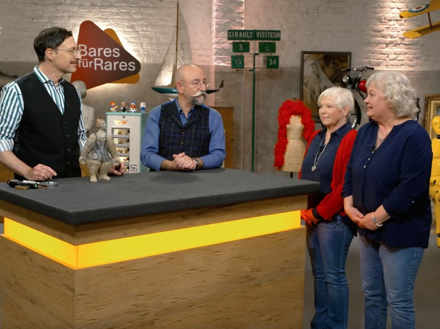 In der Mittwochsausgabe von „Bares für Rares“ erkannte Horst Lichter sofort die künstlerische Inspiration hinter der üppigen Frauenfigur. Zwar handelte es sich nicht um eine „Nana“, doch Colmar Schulte-Goltz war dennoch begeistert und sprach sogar vom „besten Invest überhaupt“. Nur im Händlerraum hielt sich die Kauflaune spürbar in Grenzen ... (Bild: ZDF)