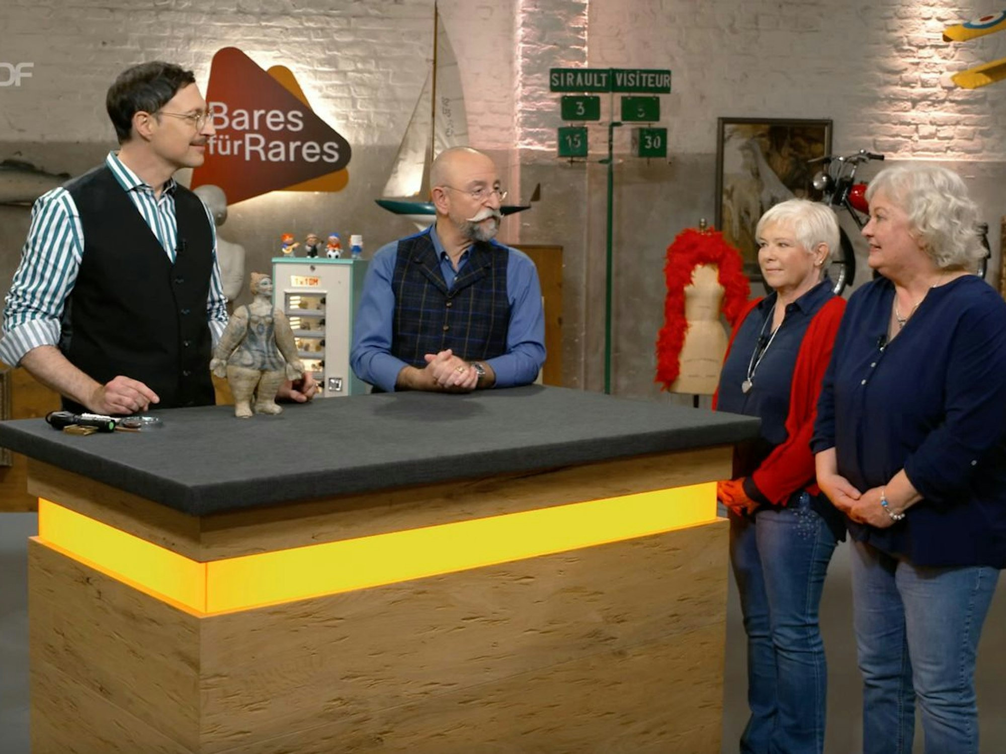 In der Mittwochsausgabe von „Bares für Rares“ erkannte Horst Lichter sofort die künstlerische Inspiration hinter der üppigen Frauenfigur. Zwar handelte es sich nicht um eine „Nana“, doch Colmar Schulte-Goltz war dennoch begeistert und sprach sogar vom „besten Invest überhaupt“. Nur im Händlerraum hielt sich die Kauflaune spürbar in Grenzen ... (Bild: ZDF)