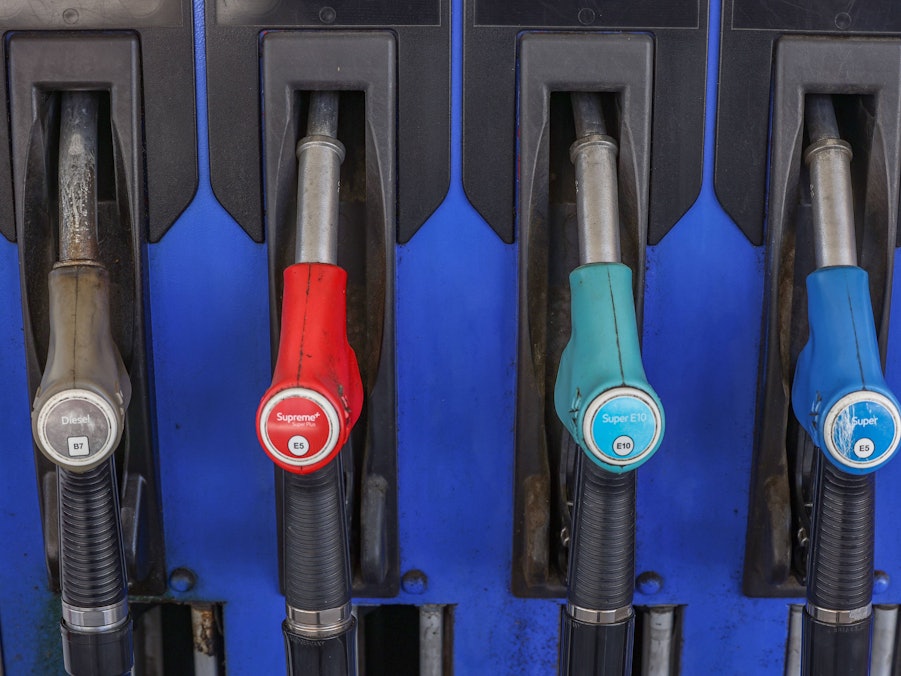 Mehrere Zapfpistolen an einer Zapfsäule (Symbolbild).