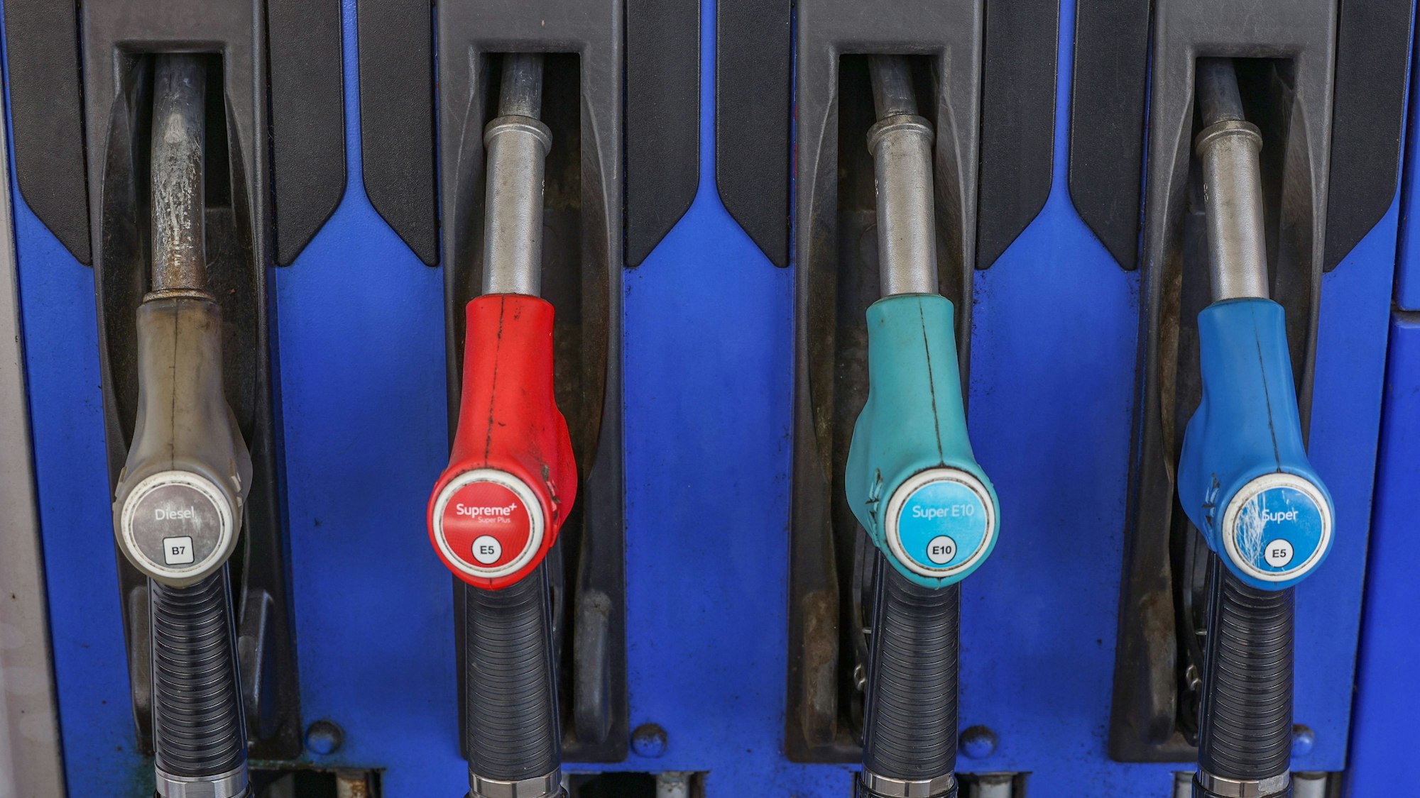 Mehrere Zapfpistolen an einer Zapfsäule (Symbolbild).
