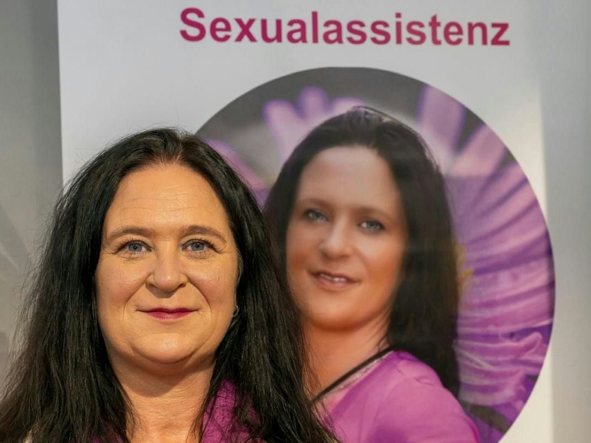 Nicole Schulze steht vor ihrem Plakat.