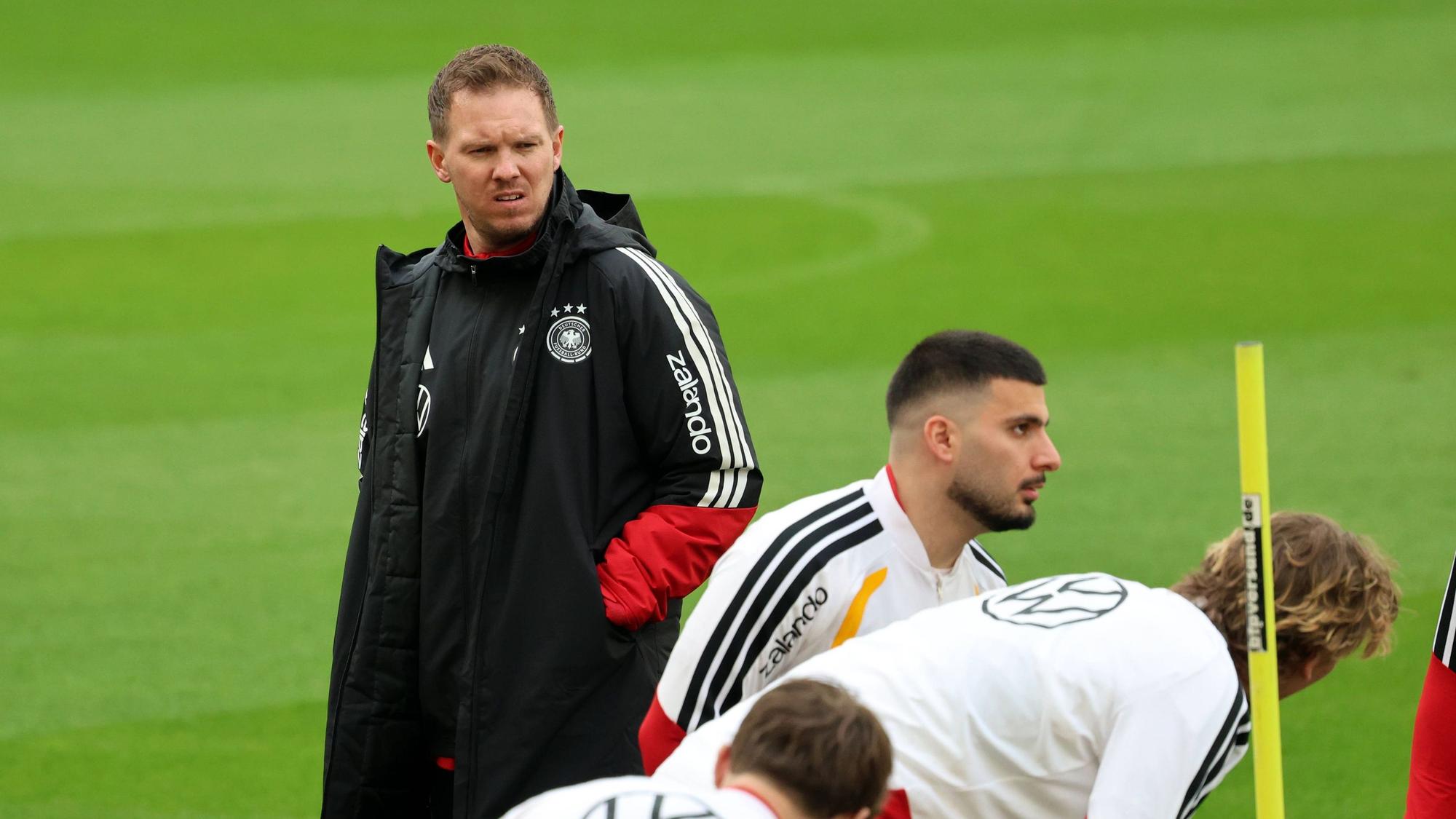 Julian Nagelsmann blickt mit verkniffenem Gesichtsausdruck auf Deniz Undav.