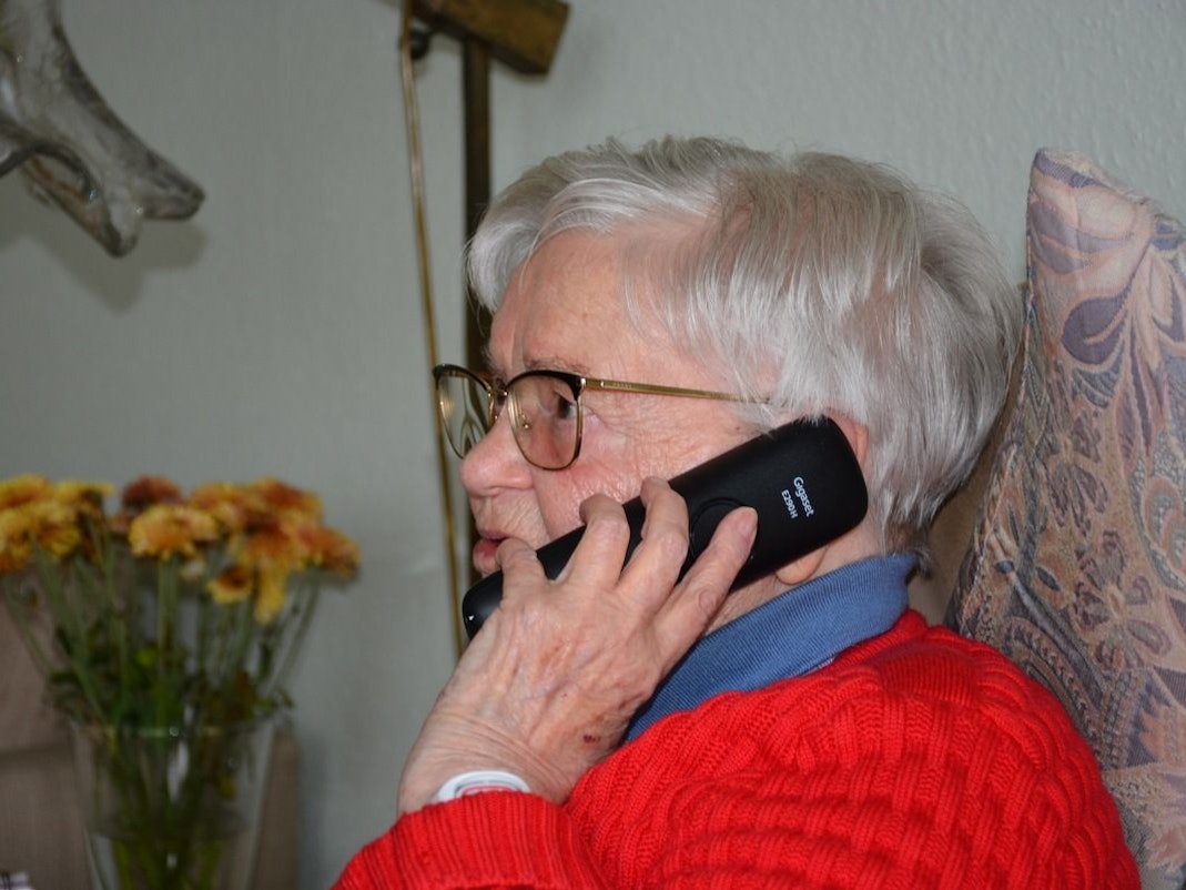 Eine Person hält ein Smartphone in der Hand.