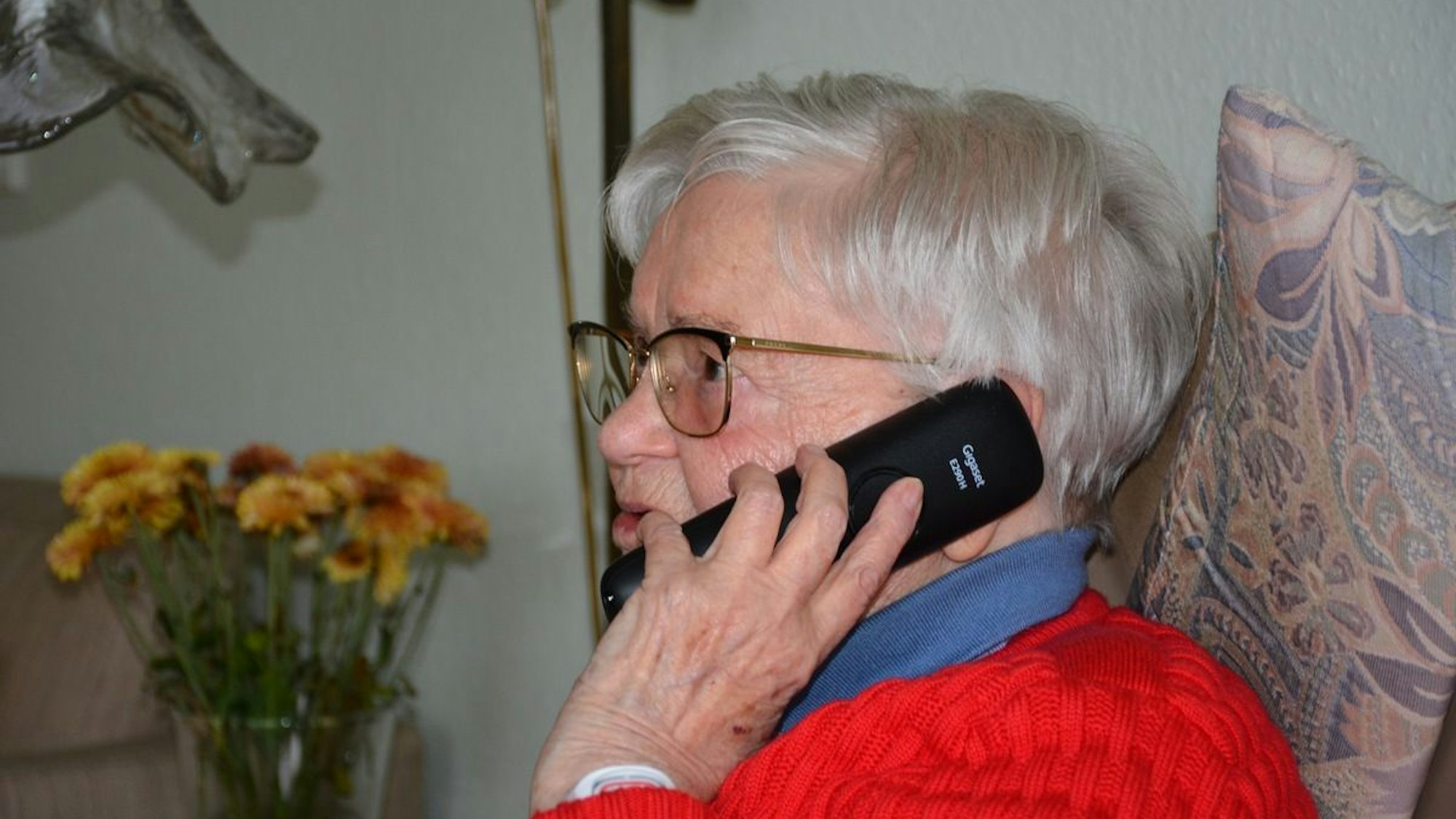 Eine Person hält ein Smartphone in der Hand.