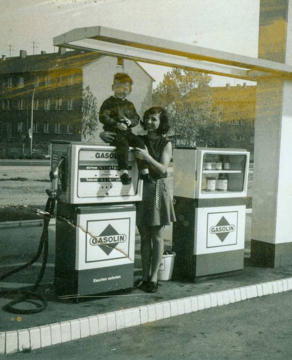 Der kleine Martin Schmidt mit seiner Mutter Hannelore an der Tankstelle in Zollstock. Das Foto wurde 1969 aufgenommen.