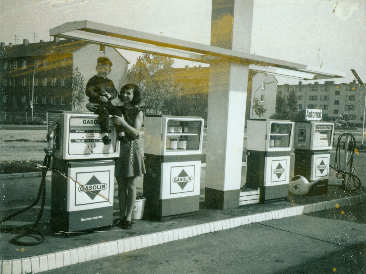Der kleine Martin Schmidt mit seiner Mutter Hannelore an der Tankstelle in Zollstock. Das Foto wurde 1969 aufgenommen.