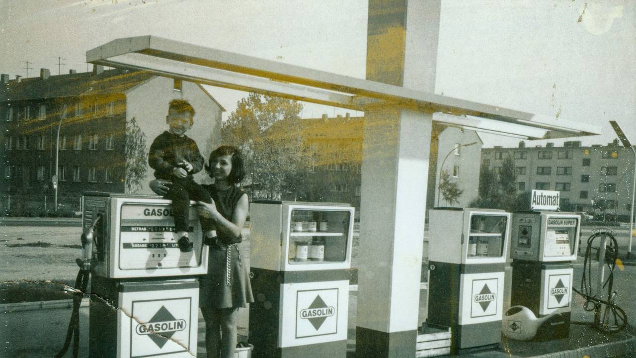 Der kleine Martin Schmidt mit seiner Mutter Hannelore an der Tankstelle in Zollstock. Das Foto wurde 1969 aufgenommen.