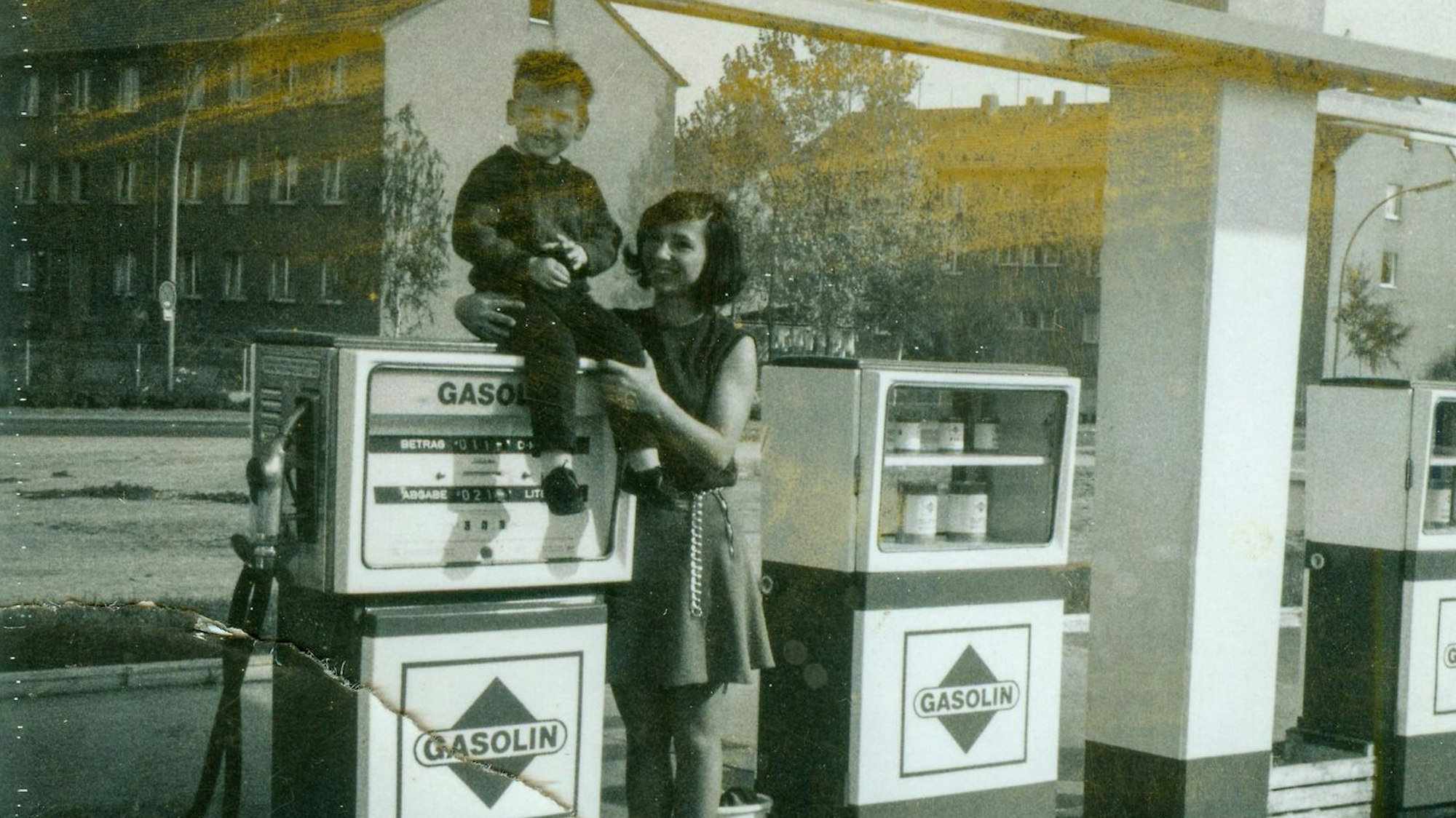 Der kleine Martin Schmidt mit seiner Mutter Hannelore an der Tankstelle in Zollstock. Das Foto wurde 1969 aufgenommen.