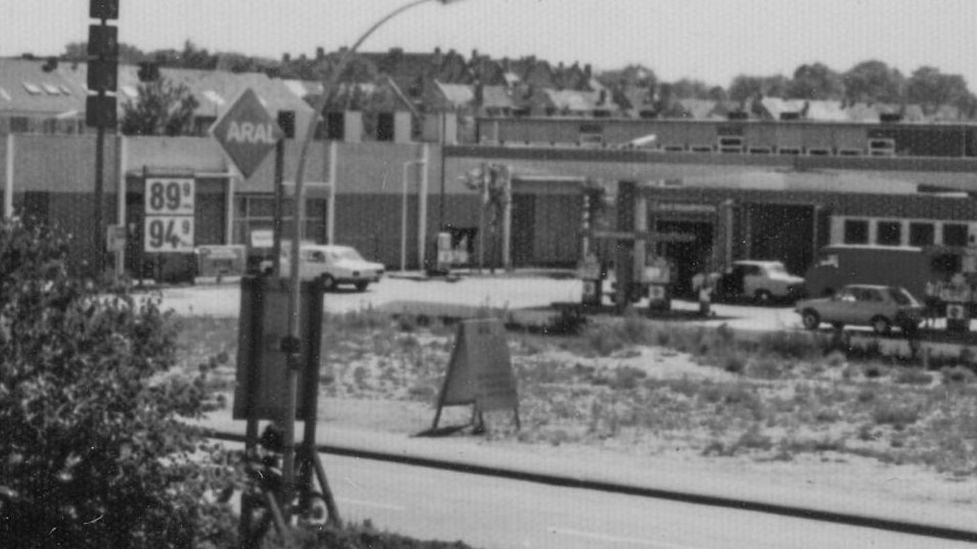 1986 – die Aral-Tankstelle in Zollstock: Damals kostete der Sprit noch 90 Pfennig.