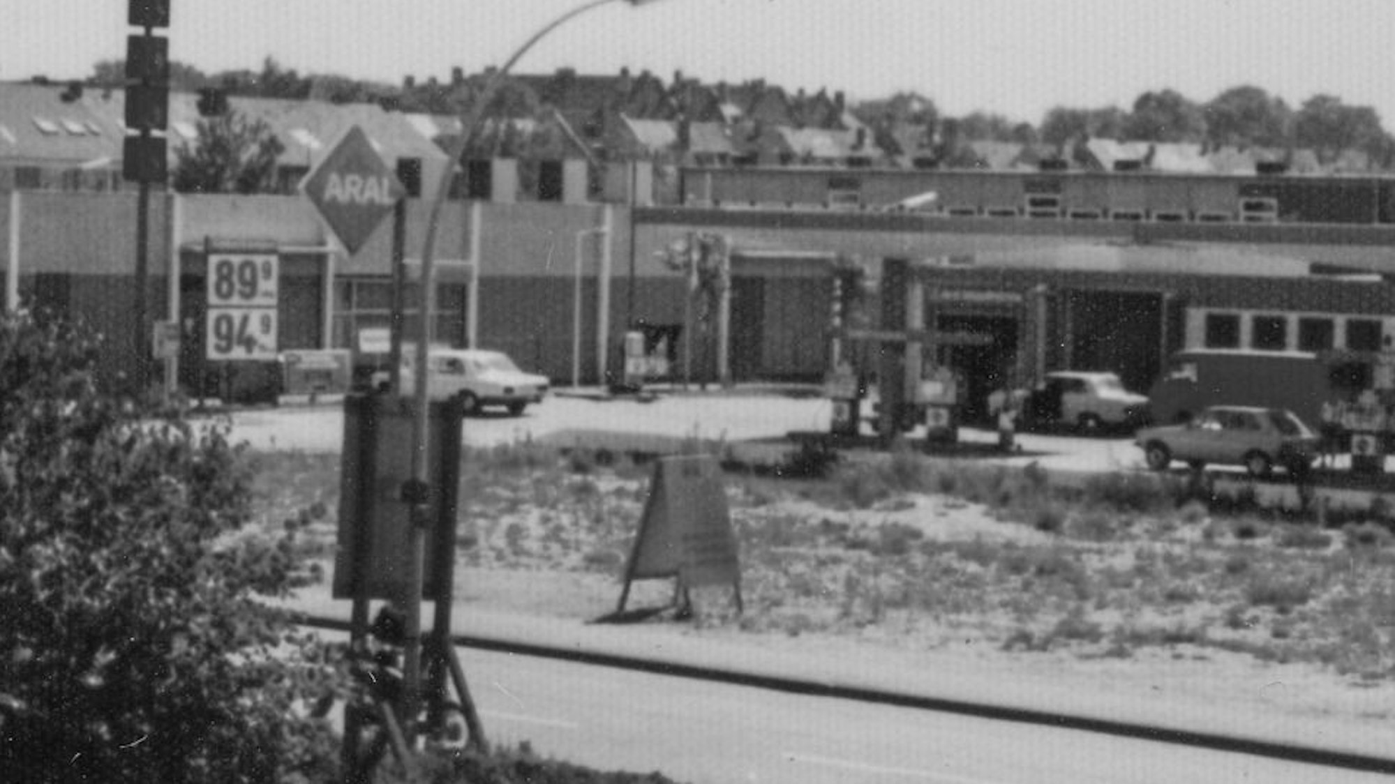 1986 – die Aral-Tankstelle in Zollstock: Damals kostete der Sprit noch 90 Pfennig.