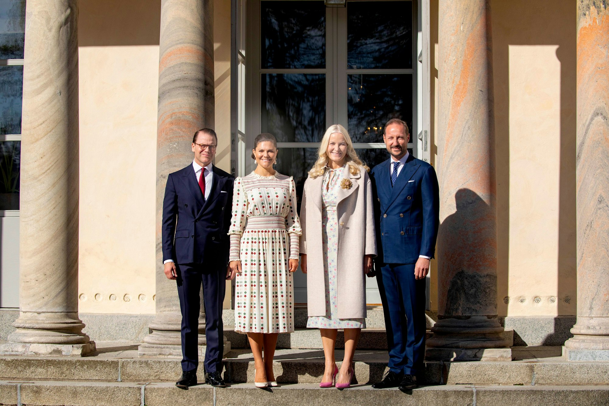 alten die Royals zusammen? Kronprinz Haakon und Kronprinzessin Mette-Marit posieren mit Kronprinzessin Victoria und Prinz Daniel vor Schloss Haga beim Schweden-Besuch im Mai 2022.