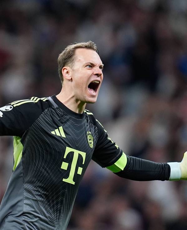 Manuel Neuer läuft mit geballten Fäusten jubelnd über den Platz.