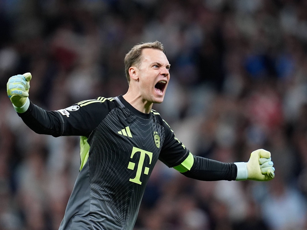 Manuel Neuer läuft mit geballten Fäusten jubelnd über den Platz.