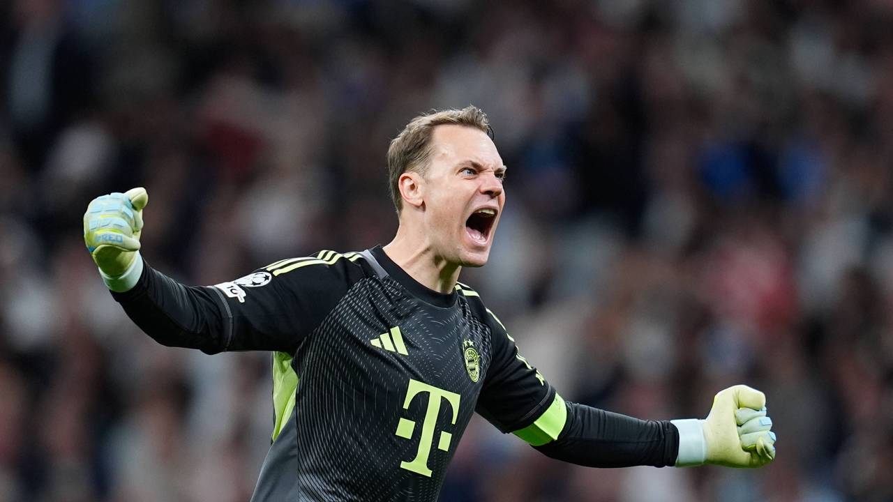 Manuel Neuer läuft mit geballten Fäusten jubelnd über den Platz.