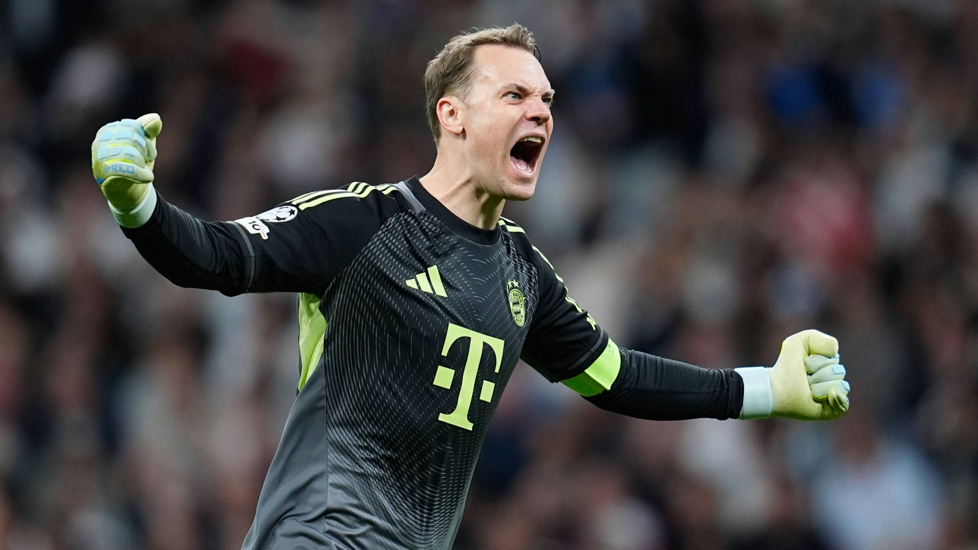 Manuel Neuer läuft mit geballten Fäusten jubelnd über den Platz.