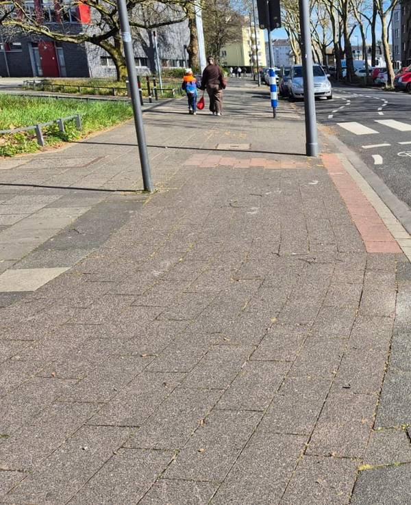 Unter anderem hier am Rendsburger Platz an der Trude-Herr-Gesamtschule soll die Sicherheit von Fuß- und Radverkehr erhöht werden.