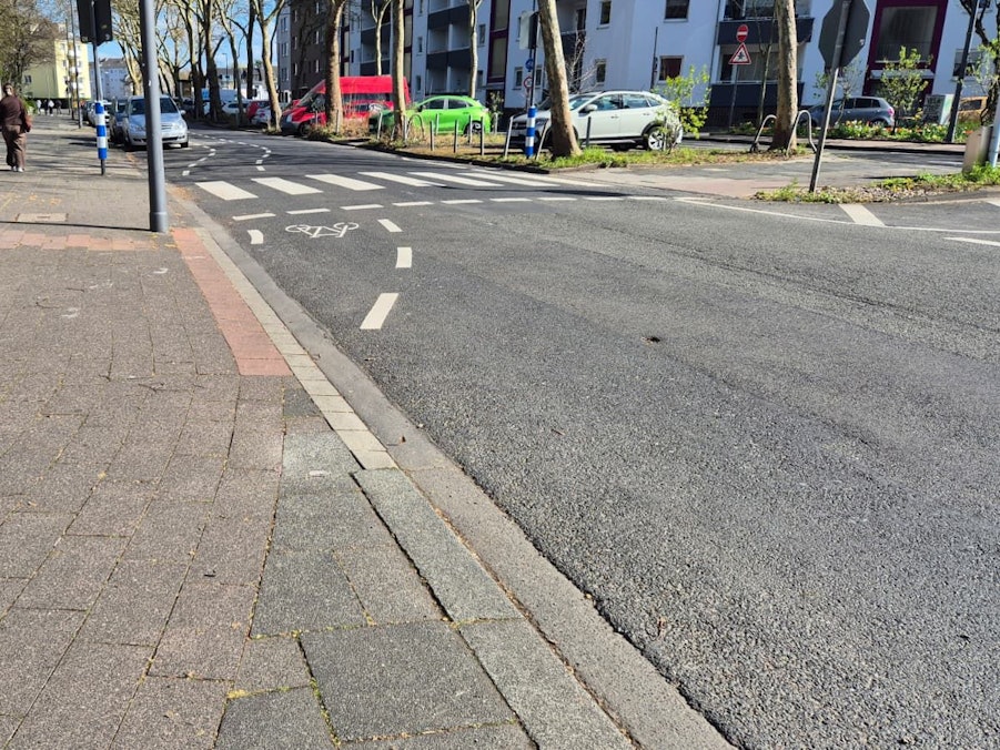 Unter anderem hier am Rendsburger Platz an der Trude-Herr-Gesamtschule soll die Sicherheit von Fuß- und Radverkehr erhöht werden.