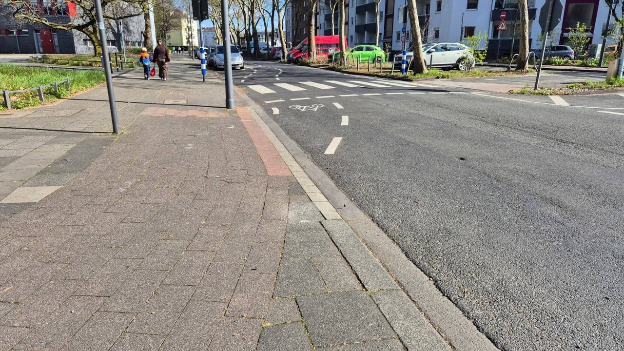Unter anderem hier am Rendsburger Platz an der Trude-Herr-Gesamtschule soll die Sicherheit von Fuß- und Radverkehr erhöht werden.