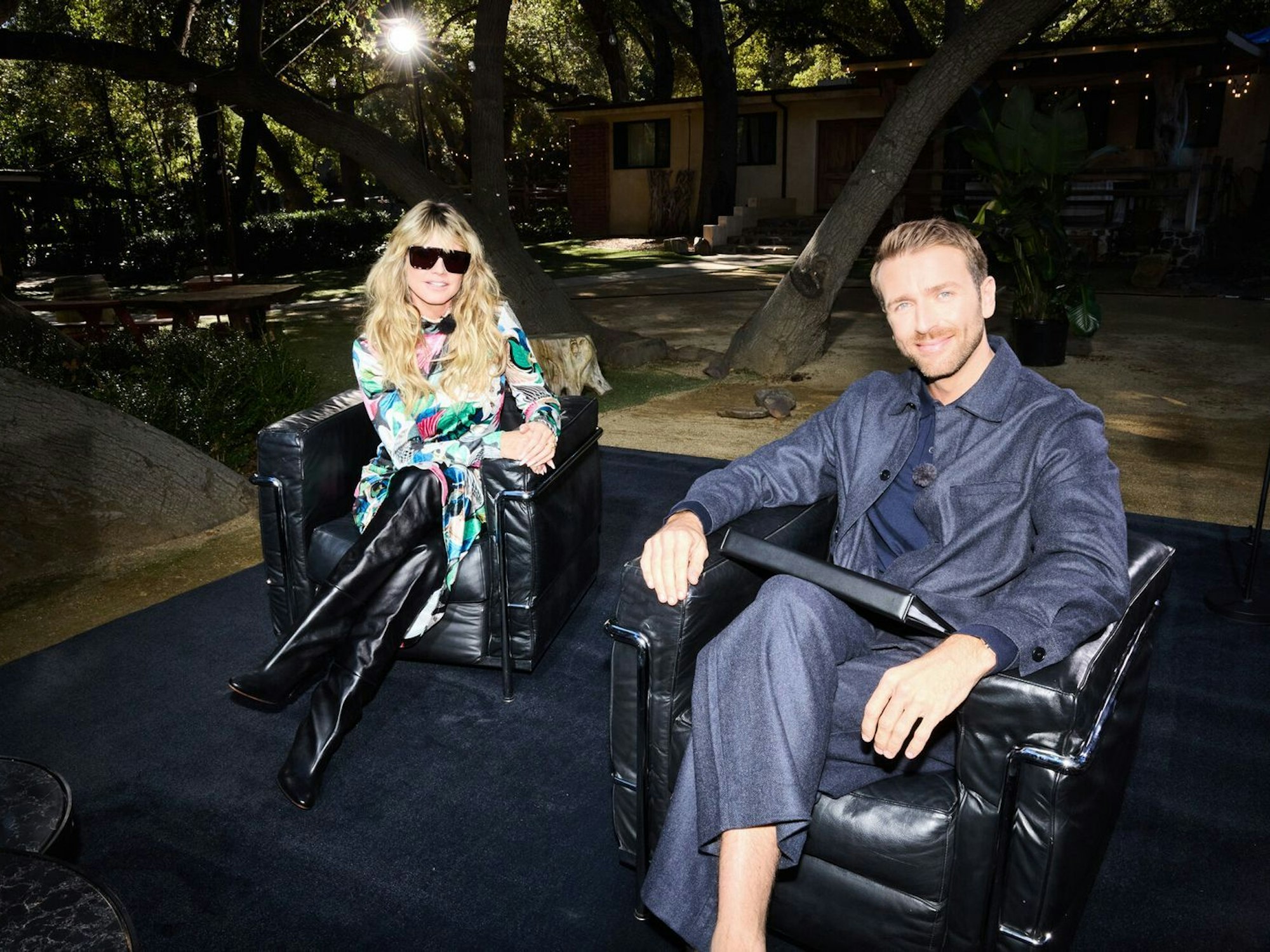 Christian Düren fühlt den Models beim Media-Teaching auf den Zahn. (Bild: ProSieben/Max Montgomery)