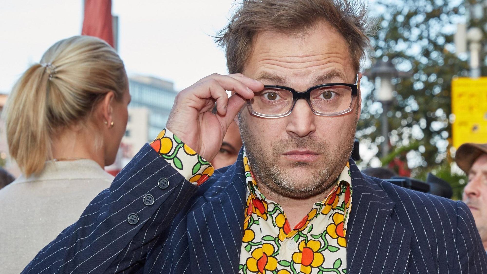 Paul Panzer schaut mit Brille drein.