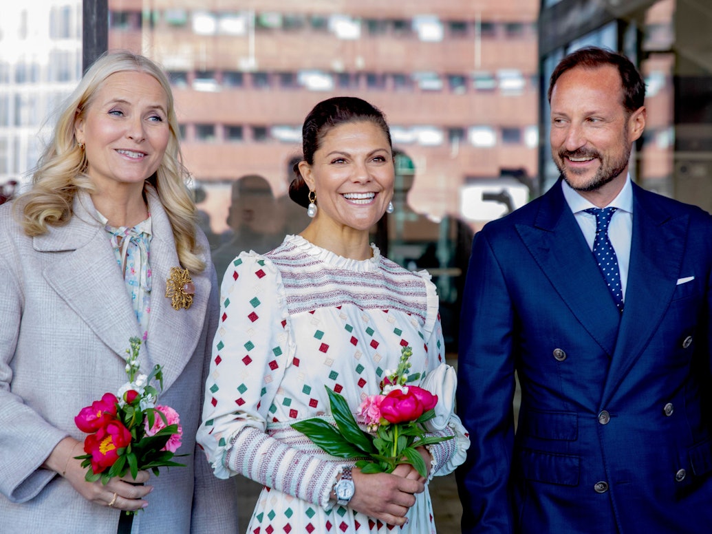 Kronprinz Haakon und Kronprinzessin Mette-Marit posieren mit Kronprinzessin Victoria.
