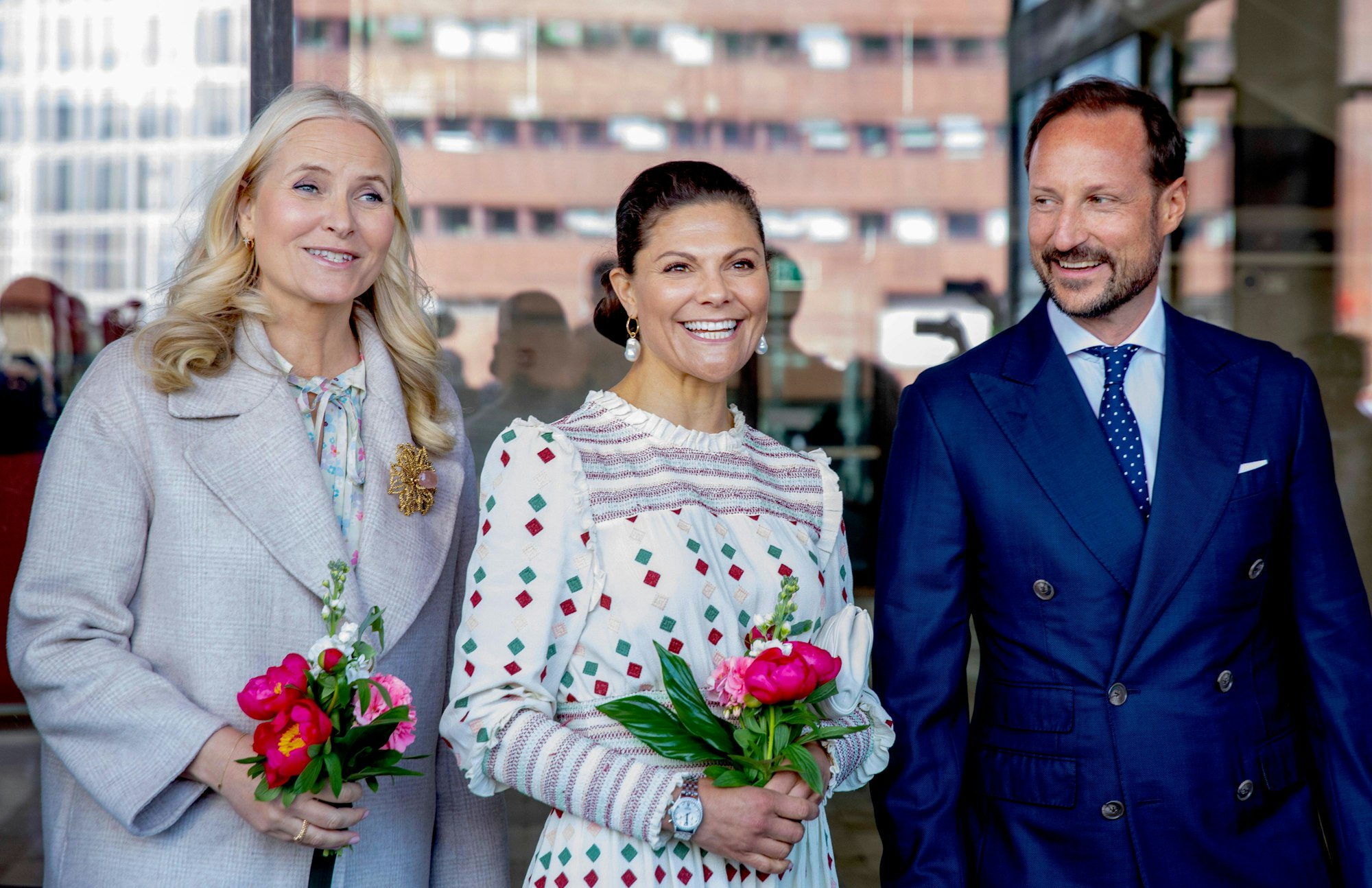 Kronprinz Haakon und Kronprinzessin Mette-Marit posieren mit Kronprinzessin Victoria.